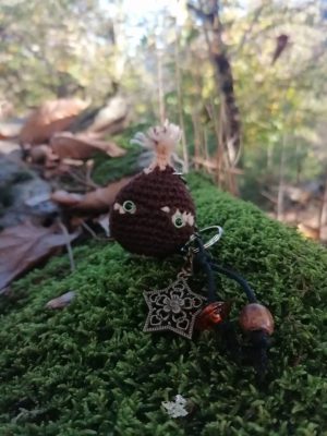 Porte-cles chataîgne, la Casta salamandingue, la Star Fleurie des castagnes , acrylique, perles verres chalumées, perles bronze