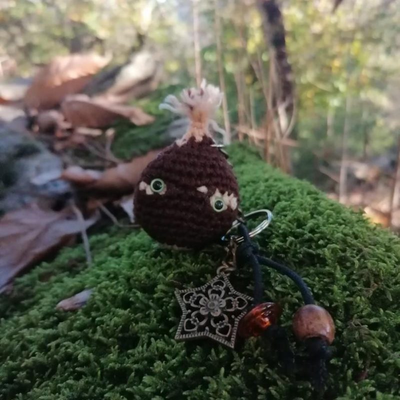 Porte-cles chataîgne, la Casta salamandingue, la Star Fleurie des castagnes , acrylique, perles verres chalumées, perles bronze