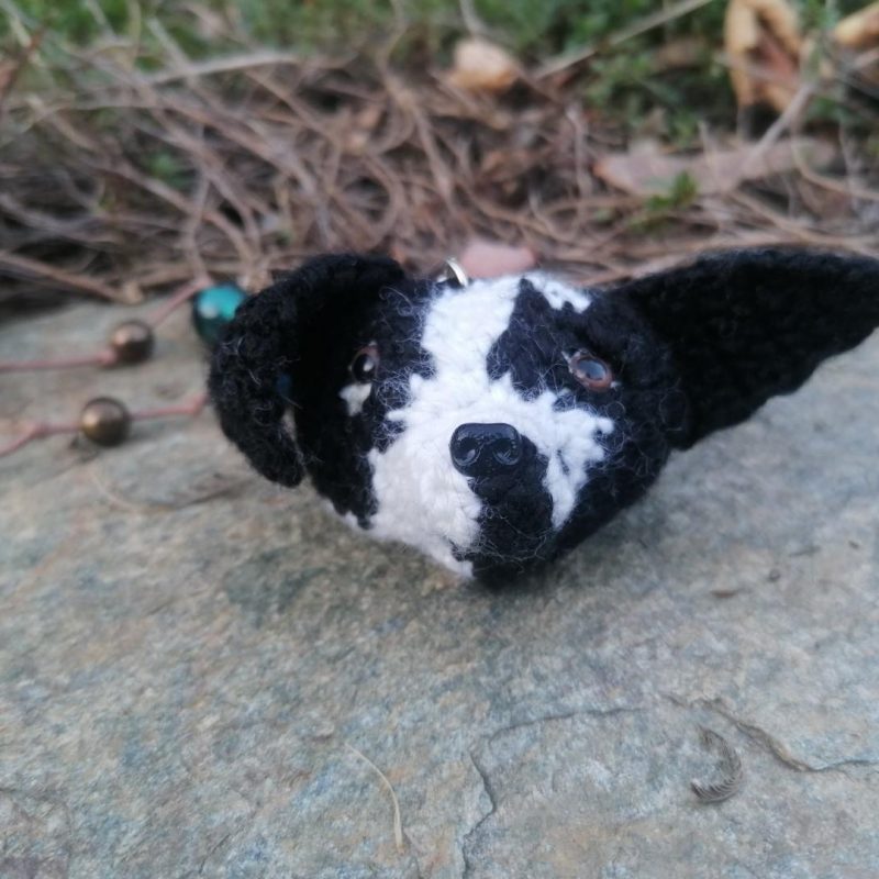 Porte-clés Tzeck, le border collie, de Sylvie, acrylique, perles …