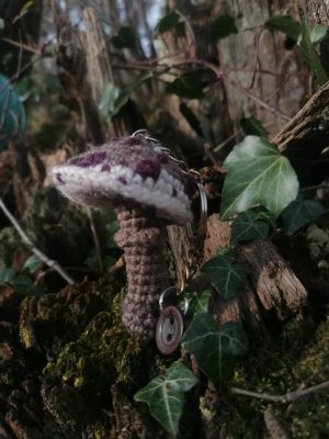 Porte-clés champignon , coulemelle grise et violette salamandingue au crochet , acryliques apprêts, ouate n°7