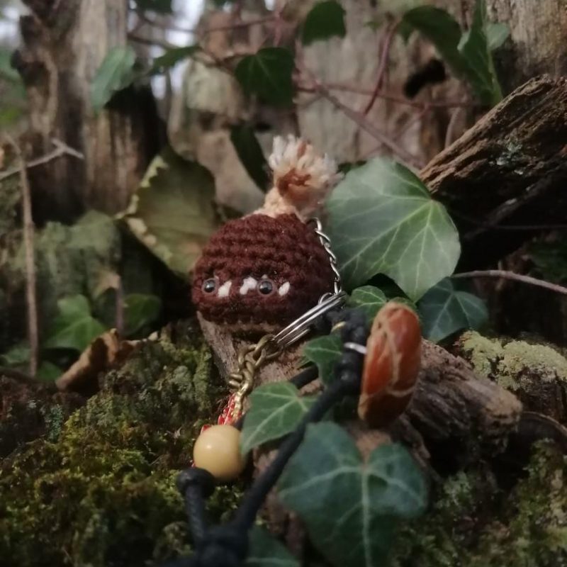 Porte-cles chataîgne, Casta salamandingue, Un automne , acrylique, perles …, apprêt érable