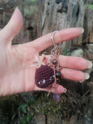 Porte-cles chataîgne, Mini Casta salamandingue, Violette , acrylique, perles ..., boutons