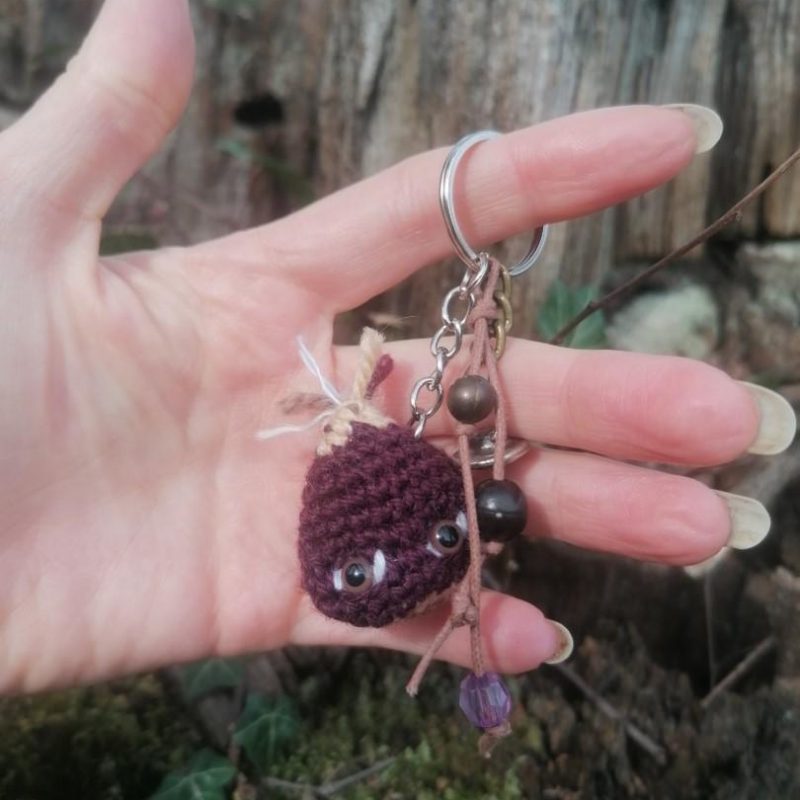 Porte-cles chataîgne, Mini Casta salamandingue, Violette , acrylique, perles …, boutons