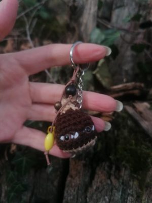 Porte-cles chataîgne, Casta salamandingue, and yellow vibess, acrylique, perles ...,