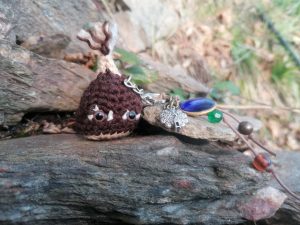 Porte-cles chataîgne, Mini Casta salamandingue,  bouton bleu vintage, acrylique, perles