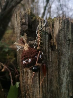 Porte-cles chataîgne, Mini Casta salamandingue, brown vibes, acrylique, perles ...