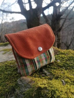 Porte-monnaie, petit pain, "Balade seventies à l’orée d’une clairière highlandaise", nubuck, tissus d'ameublement.... et cotons