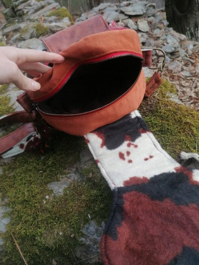 La caraboule , sac ,Besace ronde , "Le Dragon gardien d'un automne impérial", nubuck, fausse fourrure, simili, tissus d'ameublement, dragon en acrylique crocheté... – Image 23