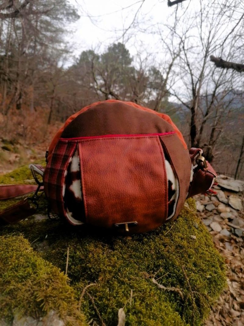 La caraboule , sac ,Besace ronde , "Le Dragon gardien d'un automne impérial", nubuck, fausse fourrure, simili, tissus d'ameublement, dragon en acrylique crocheté... – Image 19