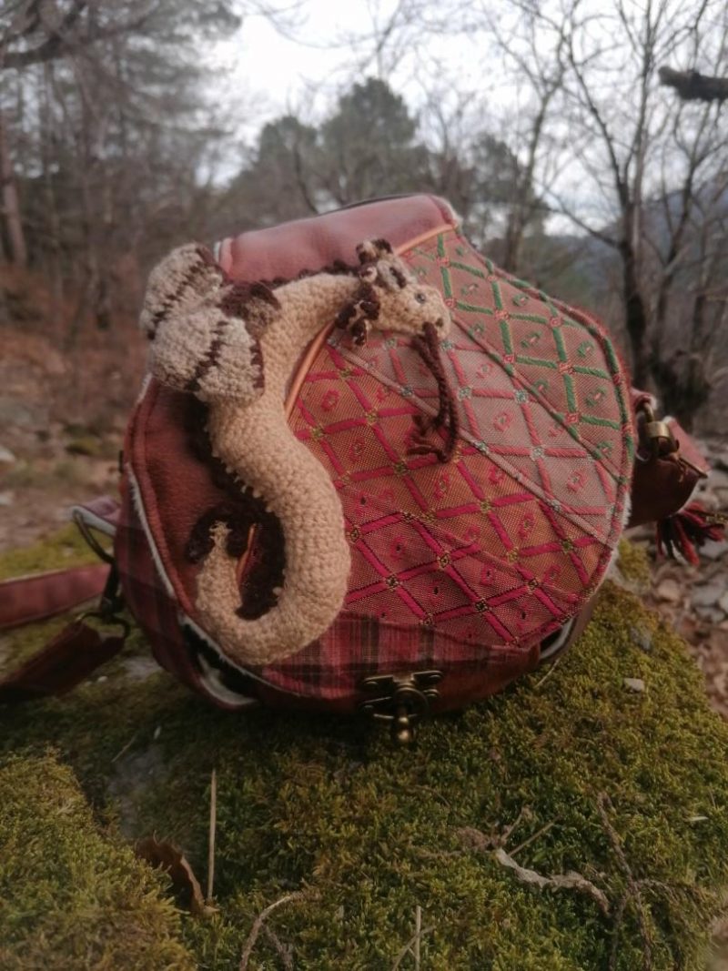 La caraboule , sac ,Besace ronde , "Le Dragon gardien d'un automne impérial", nubuck, fausse fourrure, simili, tissus d'ameublement, dragon en acrylique crocheté... – Image 4
