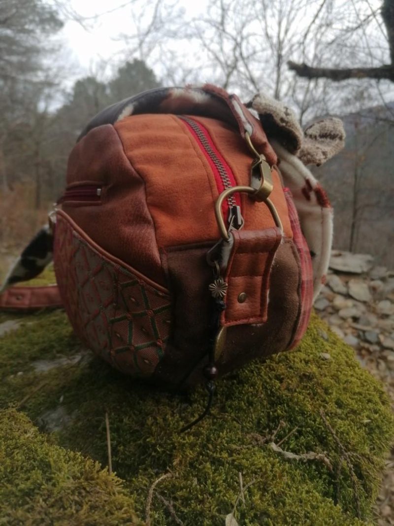 La caraboule , sac ,Besace ronde , "Le Dragon gardien d'un automne impérial", nubuck, fausse fourrure, simili, tissus d'ameublement, dragon en acrylique crocheté... – Image 20