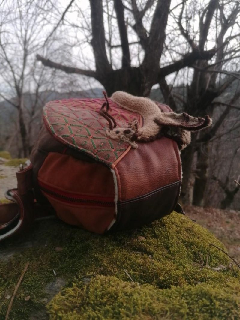 La caraboule , sac ,Besace ronde , "Le Dragon gardien d'un automne impérial", nubuck, fausse fourrure, simili, tissus d'ameublement, dragon en acrylique crocheté... – Image 25