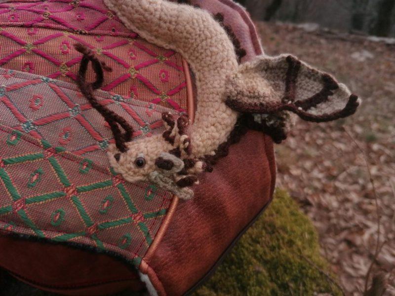 La caraboule , sac ,Besace ronde , "Le Dragon gardien d'un automne impérial", nubuck, fausse fourrure, simili, tissus d'ameublement, dragon en acrylique crocheté... – Image 12