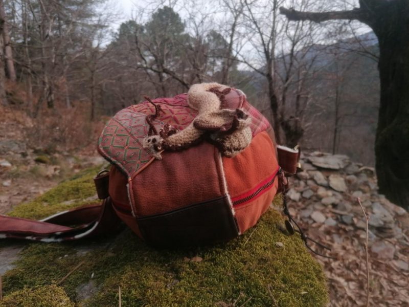 La caraboule , sac ,Besace ronde , "Le Dragon gardien d'un automne impérial", nubuck, fausse fourrure, simili, tissus d'ameublement, dragon en acrylique crocheté... – Image 21