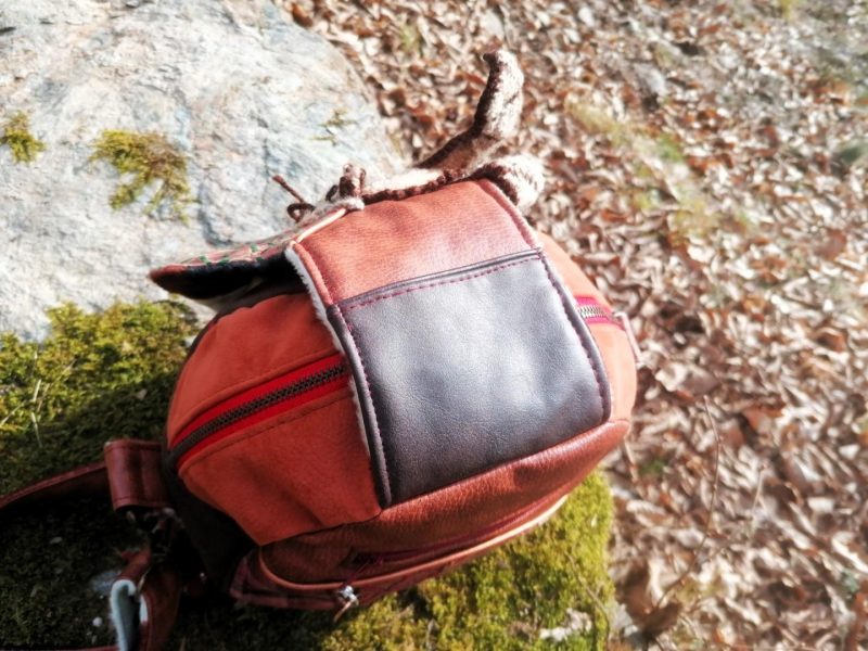 La caraboule , sac ,Besace ronde , "Le Dragon gardien d'un automne impérial", nubuck, fausse fourrure, simili, tissus d'ameublement, dragon en acrylique crocheté... – Image 24
