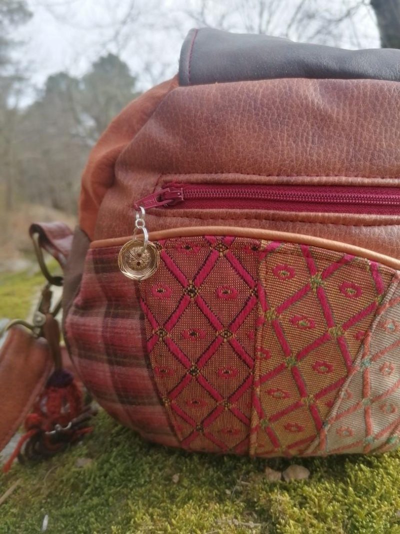 La caraboule , sac ,Besace ronde , "Le Dragon gardien d'un automne impérial", nubuck, fausse fourrure, simili, tissus d'ameublement, dragon en acrylique crocheté... – Image 16