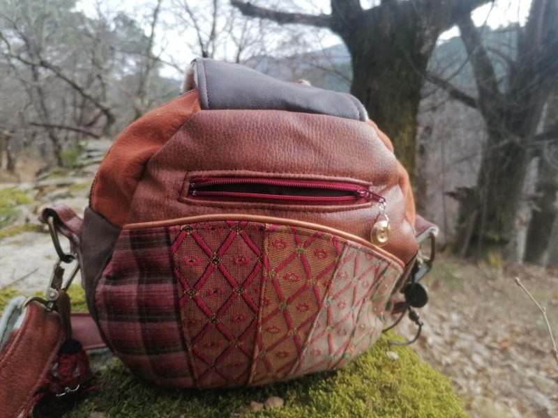 La caraboule , sac ,Besace ronde , "Le Dragon gardien d'un automne impérial", nubuck, fausse fourrure, simili, tissus d'ameublement, dragon en acrylique crocheté... – Image 17