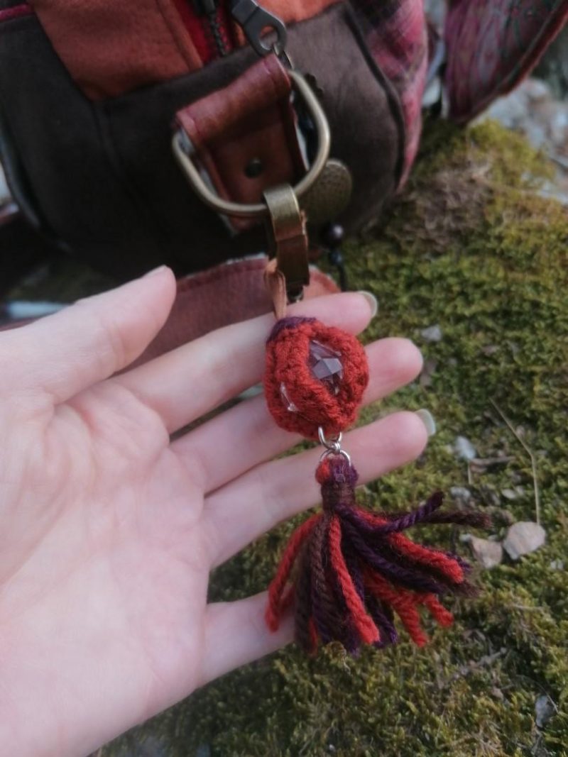La caraboule , sac ,Besace ronde , "Le Dragon gardien d'un automne impérial", nubuck, fausse fourrure, simili, tissus d'ameublement, dragon en acrylique crocheté... – Image 26