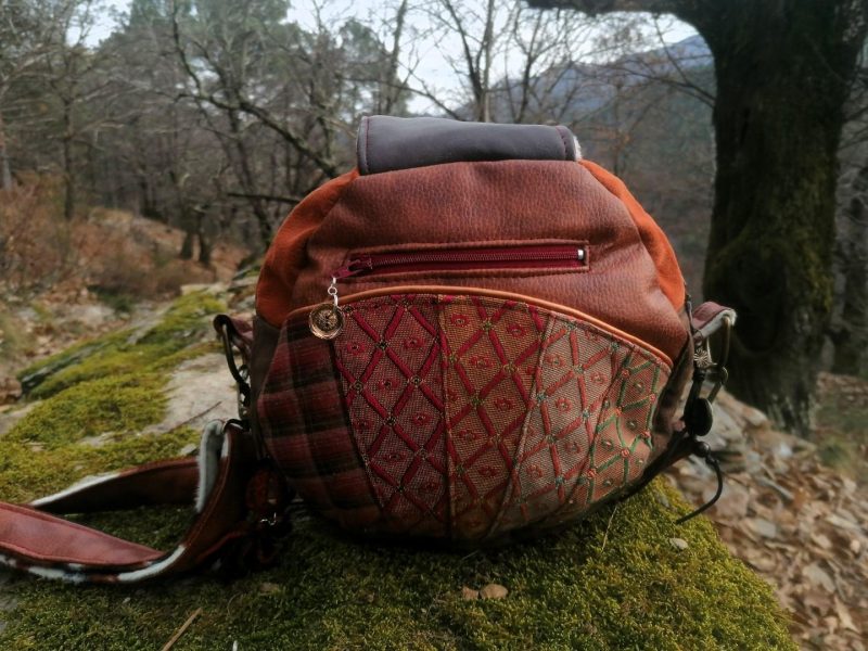 La caraboule , sac ,Besace ronde , "Le Dragon gardien d'un automne impérial", nubuck, fausse fourrure, simili, tissus d'ameublement, dragon en acrylique crocheté... – Image 15