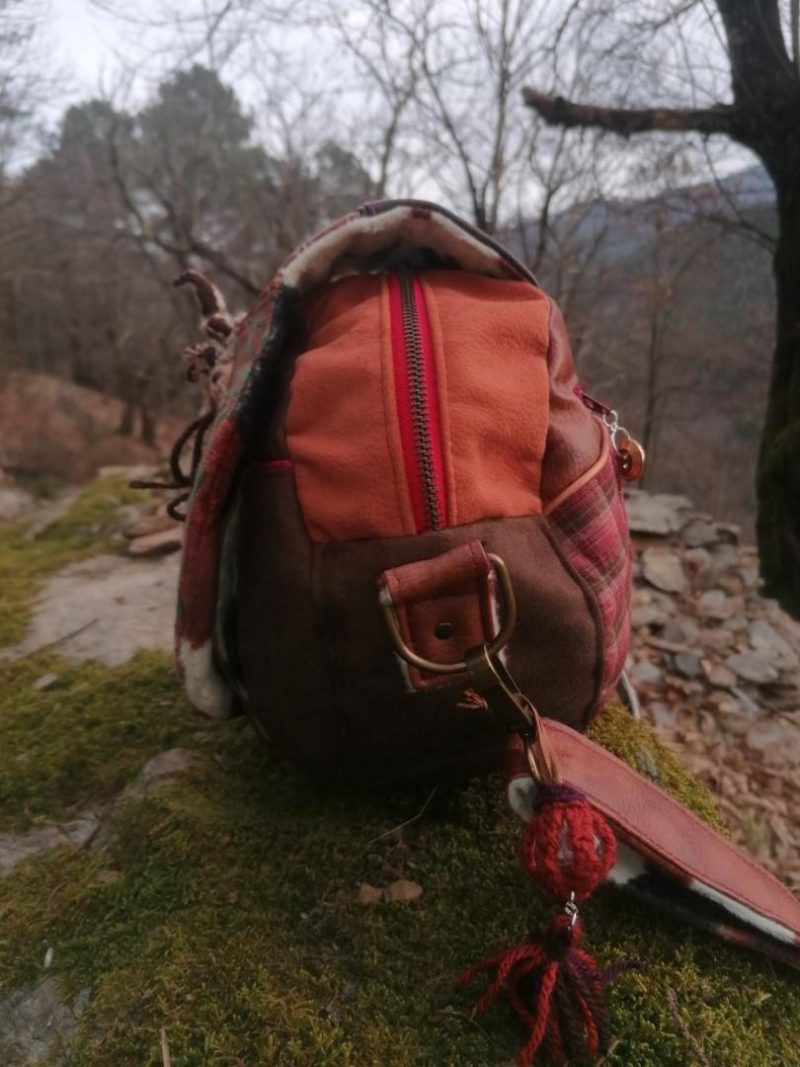 La caraboule , sac ,Besace ronde , "Le Dragon gardien d'un automne impérial", nubuck, fausse fourrure, simili, tissus d'ameublement, dragon en acrylique crocheté... – Image 27