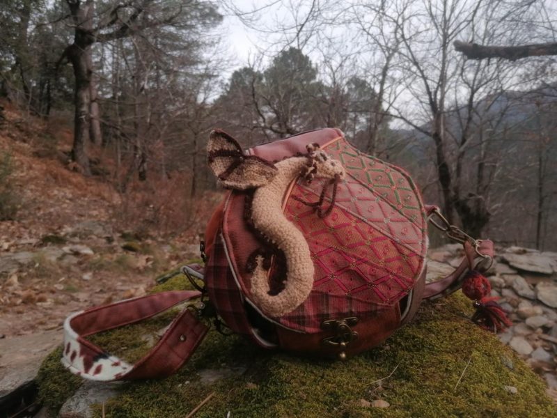 La caraboule , sac ,Besace ronde , "Le Dragon gardien d'un automne impérial", nubuck, fausse fourrure, simili, tissus d'ameublement, dragon en acrylique crocheté... – Image 3