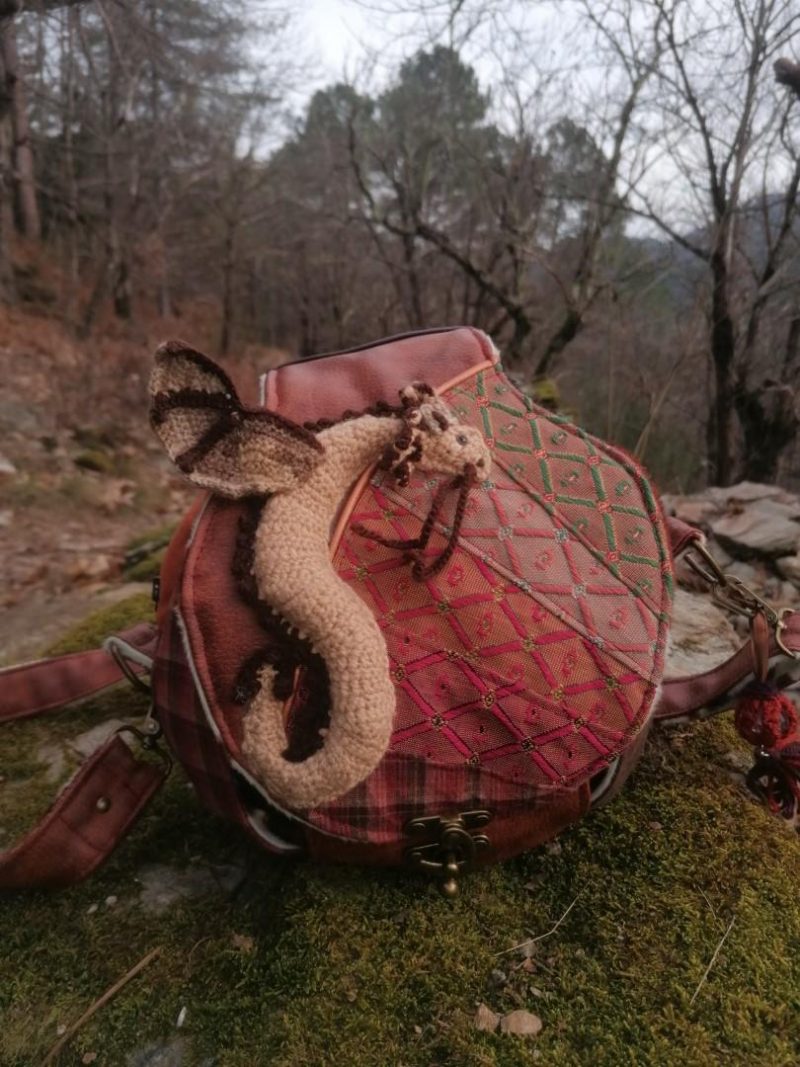 La caraboule , sac ,Besace ronde , "Le Dragon gardien d'un automne impérial", nubuck, fausse fourrure, simili, tissus d'ameublement, dragon en acrylique crocheté... – Image 9