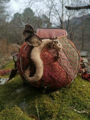 La caraboule , sac ,Besace ronde , "Le Dragon gardien d'un automne impérial", nubuck, fausse fourrure, simili, tissus d'ameublement, dragon en acrylique crocheté...