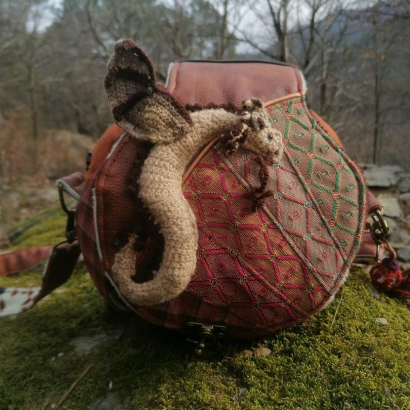 La caraboule , sac ,Besace ronde , « Le Dragon gardien d’un automne impérial », nubuck, fausse fourrure, simili, tissus d’ameublement, dragon en acrylique crocheté…