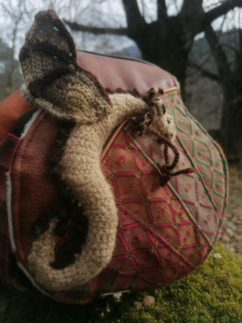 La caraboule , sac ,Besace ronde , "Le Dragon gardien d'un automne impérial", nubuck, fausse fourrure, simili, tissus d'ameublement, dragon en acrylique crocheté... – Image 2