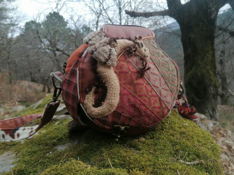 La caraboule , sac ,Besace ronde , "Le Dragon gardien d'un automne impérial", nubuck, fausse fourrure, simili, tissus d'ameublement, dragon en acrylique crocheté... – Image 14