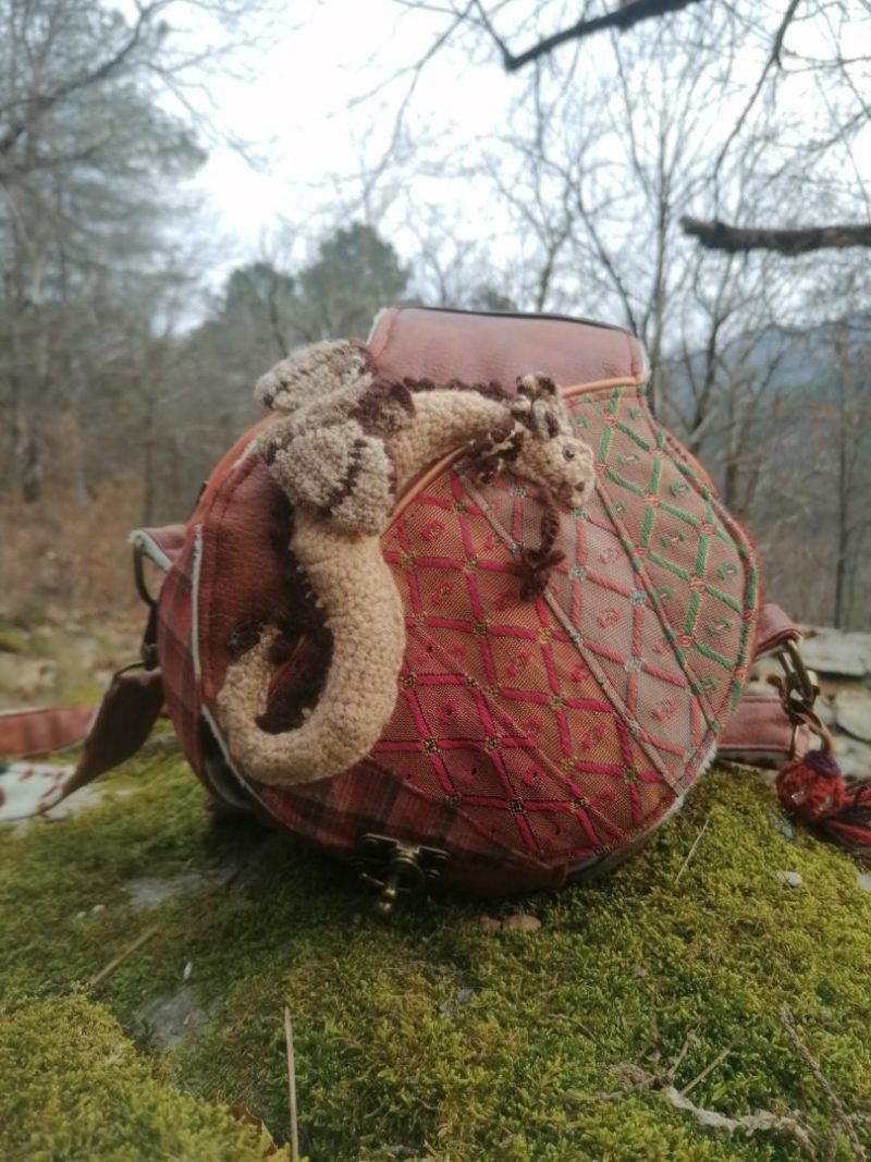La caraboule , sac ,Besace ronde , "Le Dragon gardien d'un automne impérial", nubuck, fausse fourrure, simili, tissus d'ameublement, dragon en acrylique crocheté... – Image 6
