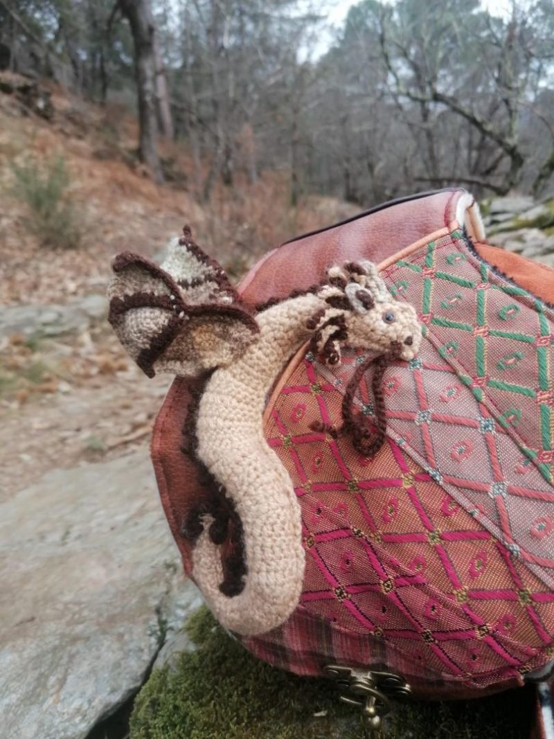 La caraboule , sac ,Besace ronde , "Le Dragon gardien d'un automne impérial", nubuck, fausse fourrure, simili, tissus d'ameublement, dragon en acrylique crocheté... – Image 13