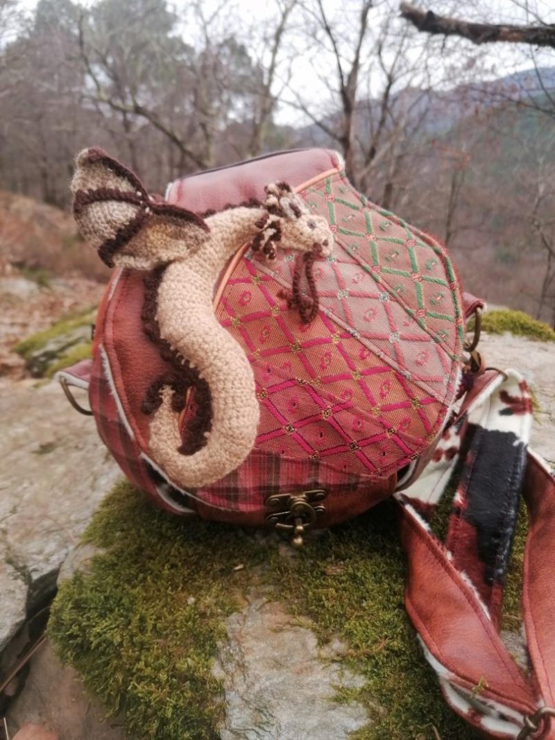 La caraboule , sac ,Besace ronde , "Le Dragon gardien d'un automne impérial", nubuck, fausse fourrure, simili, tissus d'ameublement, dragon en acrylique crocheté... – Image 28
