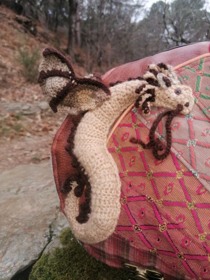 La caraboule , sac ,Besace ronde , "Le Dragon gardien d'un automne impérial", nubuck, fausse fourrure, simili, tissus d'ameublement, dragon en acrylique crocheté... – Image 10