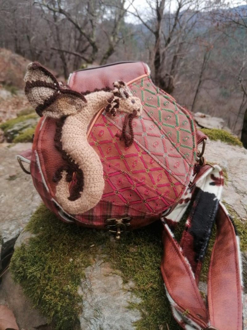 La caraboule , sac ,Besace ronde , "Le Dragon gardien d'un automne impérial", nubuck, fausse fourrure, simili, tissus d'ameublement, dragon en acrylique crocheté... – Image 7
