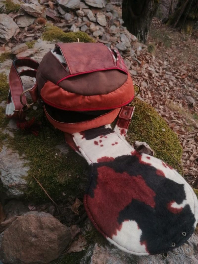 La caraboule , sac ,Besace ronde , "Le Dragon gardien d'un automne impérial", nubuck, fausse fourrure, simili, tissus d'ameublement, dragon en acrylique crocheté... – Image 22