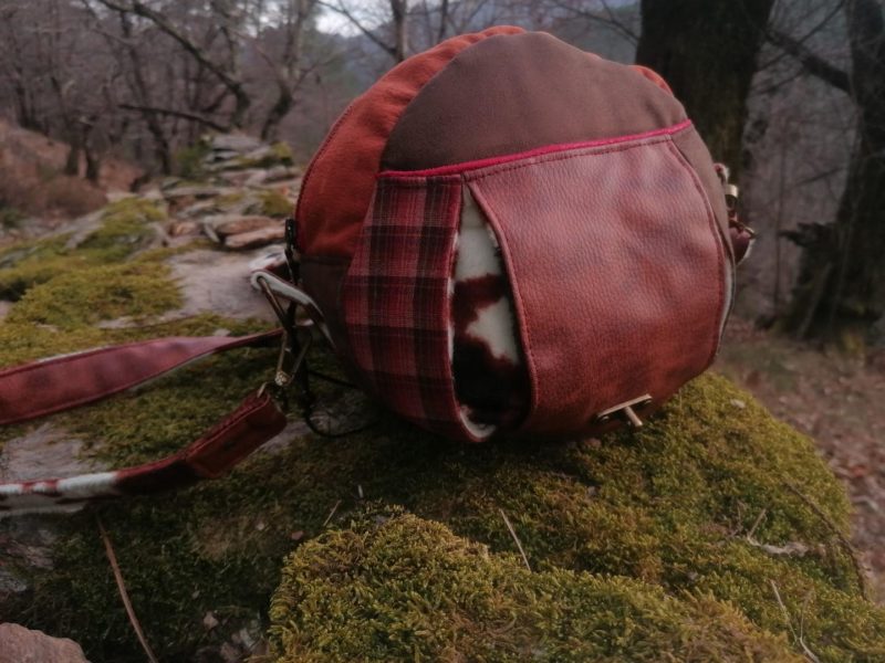 La caraboule , sac ,Besace ronde , "Le Dragon gardien d'un automne impérial", nubuck, fausse fourrure, simili, tissus d'ameublement, dragon en acrylique crocheté... – Image 18