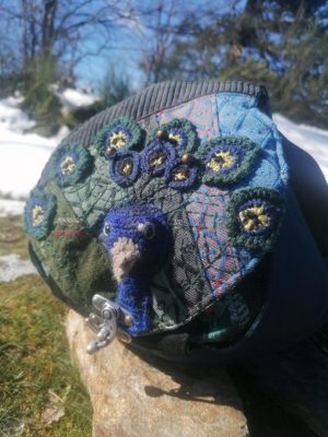 La caraboule , sac ,Besace ronde , "Le paon , le gardien de vos ombres", jeans, simili, tissus d'ameublement, paon en acrylique crocheté...