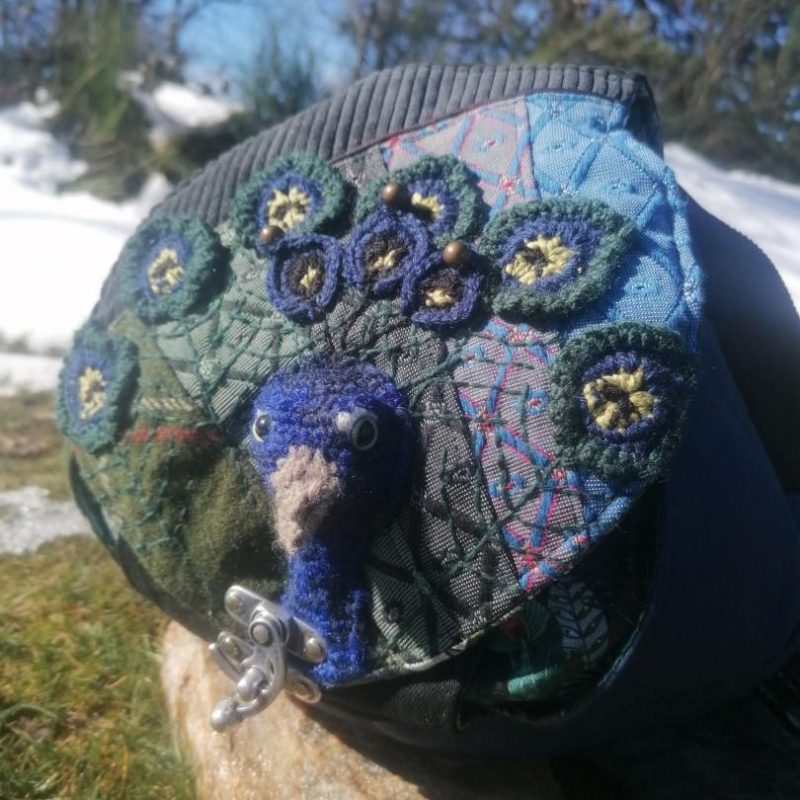La caraboule , sac ,Besace ronde , « Le paon , le gardien de vos ombres », jeans, simili, tissus d’ameublement, paon en acrylique crocheté…