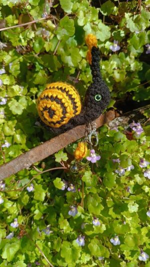 Amigurumi escargot à pampille , cagouille, couleur salamandre crocheté main