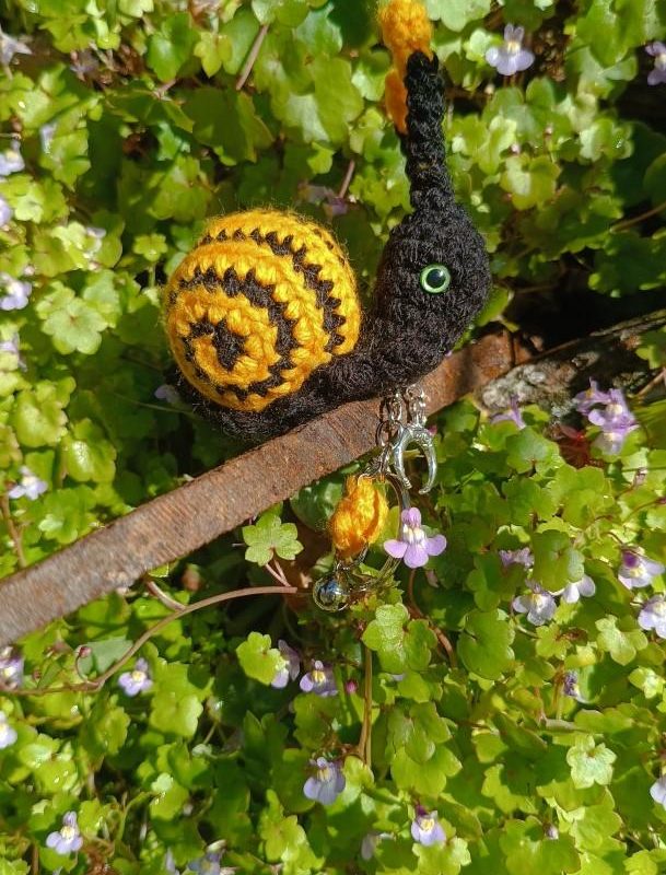 Amigurumi escargot à pampille , cagouille, couleur salamandre crocheté main