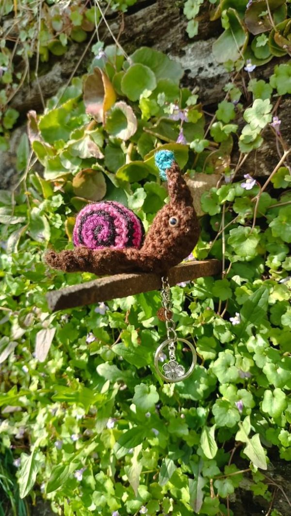 Amigurumi escargot à pampille , cagouille, caracole,  porte-clé, dark, bleu, purple , crocheté main
