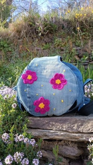 La caraboule , sac ,Besace ronde , "Flower crochet & Total jean " pour Joy, jeans & coton , motifs fleurs au crochet
