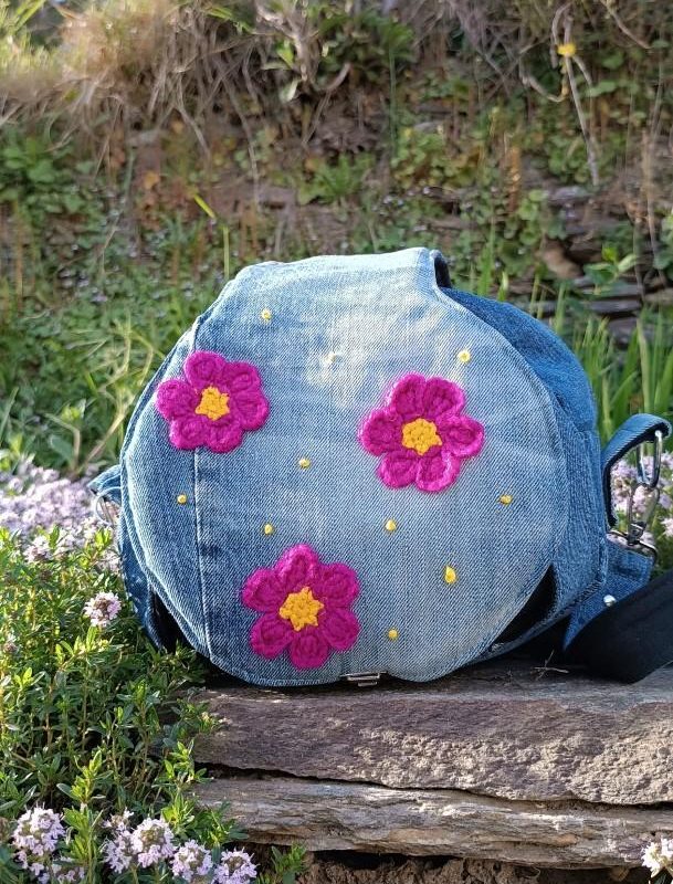 La caraboule , sac ,Besace ronde , « Flower crochet & Total jean » pour Joy, jeans & coton , motifs fleurs au crochet