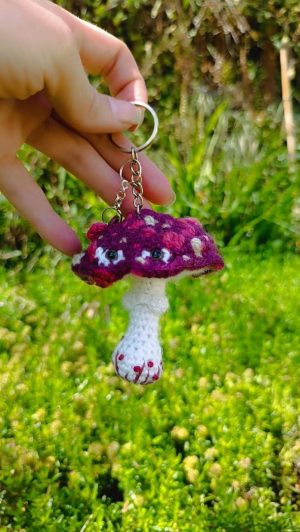 Porte-cles, champignon, Champi Psychédélique Prune , crocheter & brodé main, acrylique, , aprêts..