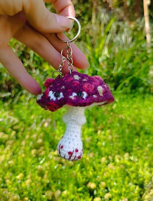Porte-cles, champignon, Champi Psychédélique Prune , crocheter & brodé main, acrylique, , aprêts..