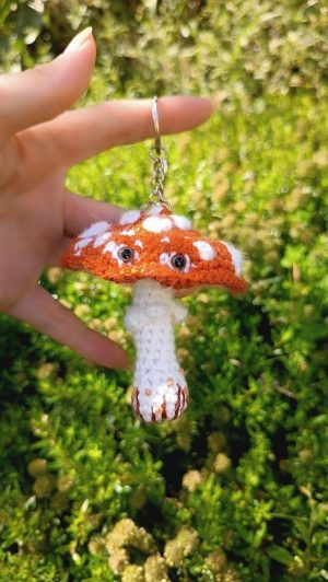 Porte-clés , champignon , Champi césar psychédélique, crocheté main acrylique, ouate hypoallergénique , boutons apprêt