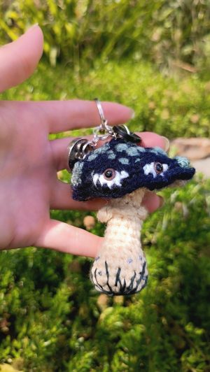 Porte-clés champignon , Champignon Amanite marécage , au crochet, acryliques apprêts, ouate v2