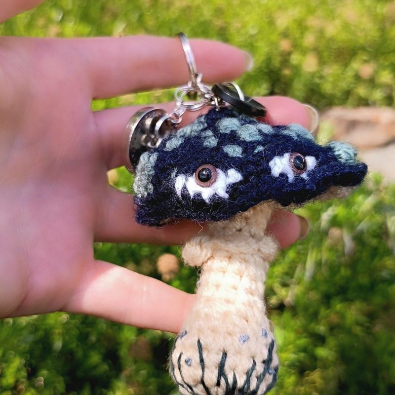 Porte-clés champignon , Champignon Amanite marécage , au crochet, acryliques apprêts, ouate v2