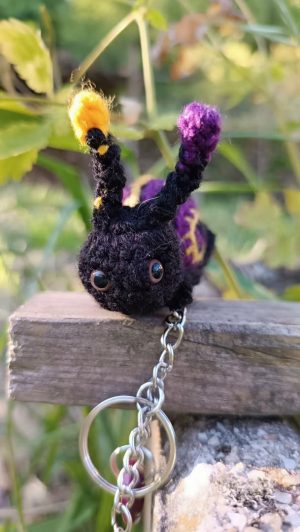 Amigurumi escargot à pampille , cagouille, caracole,  porte-clé, dark, jaune, purple , crocheté main